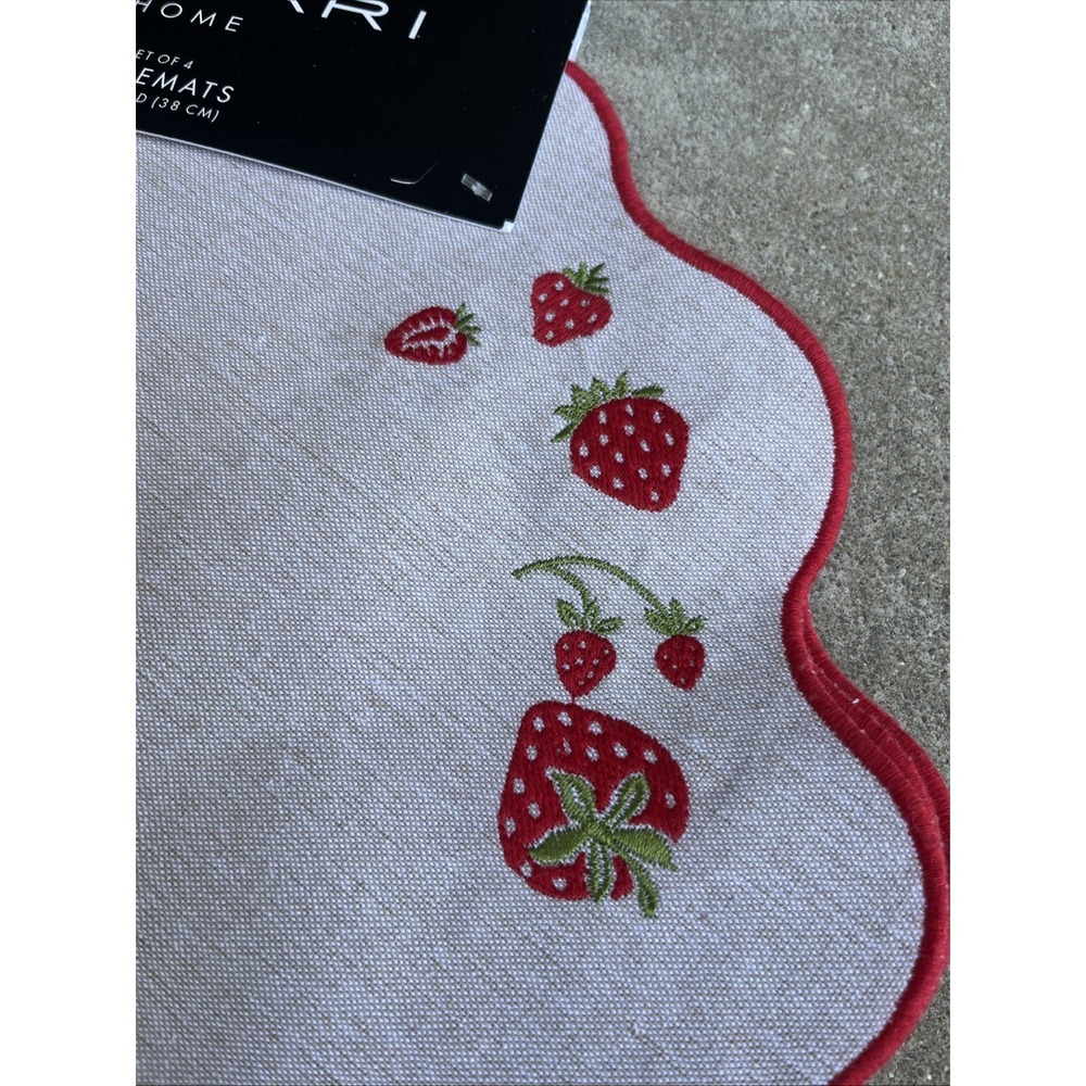 Set Of 4 15" round tahari strawberry border placemats Scalloped Edge Tan Red - Picture 3 of 5